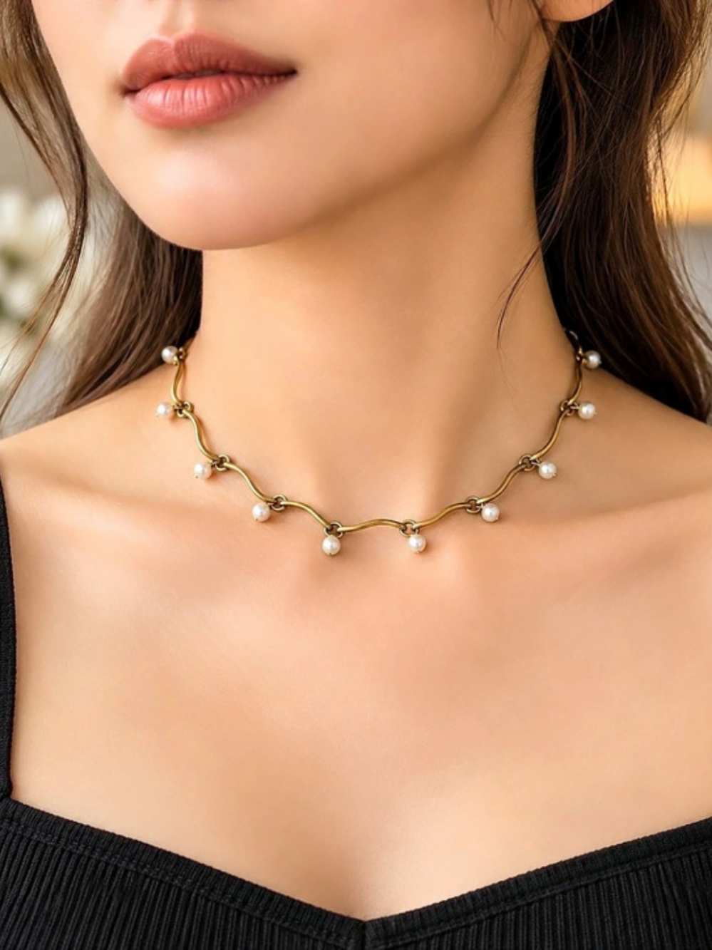 Pearl Pendant Necklace in Gold & White Like New